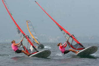 Alessandra Sensini e Barbara Kendall nel corso della medal race dei Mondiali di Torbole